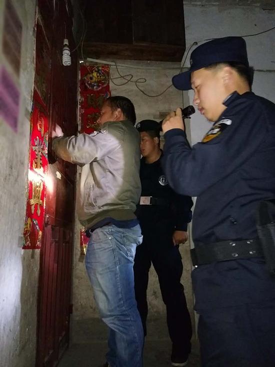 青海粗心妈妈误将幼女锁家中 